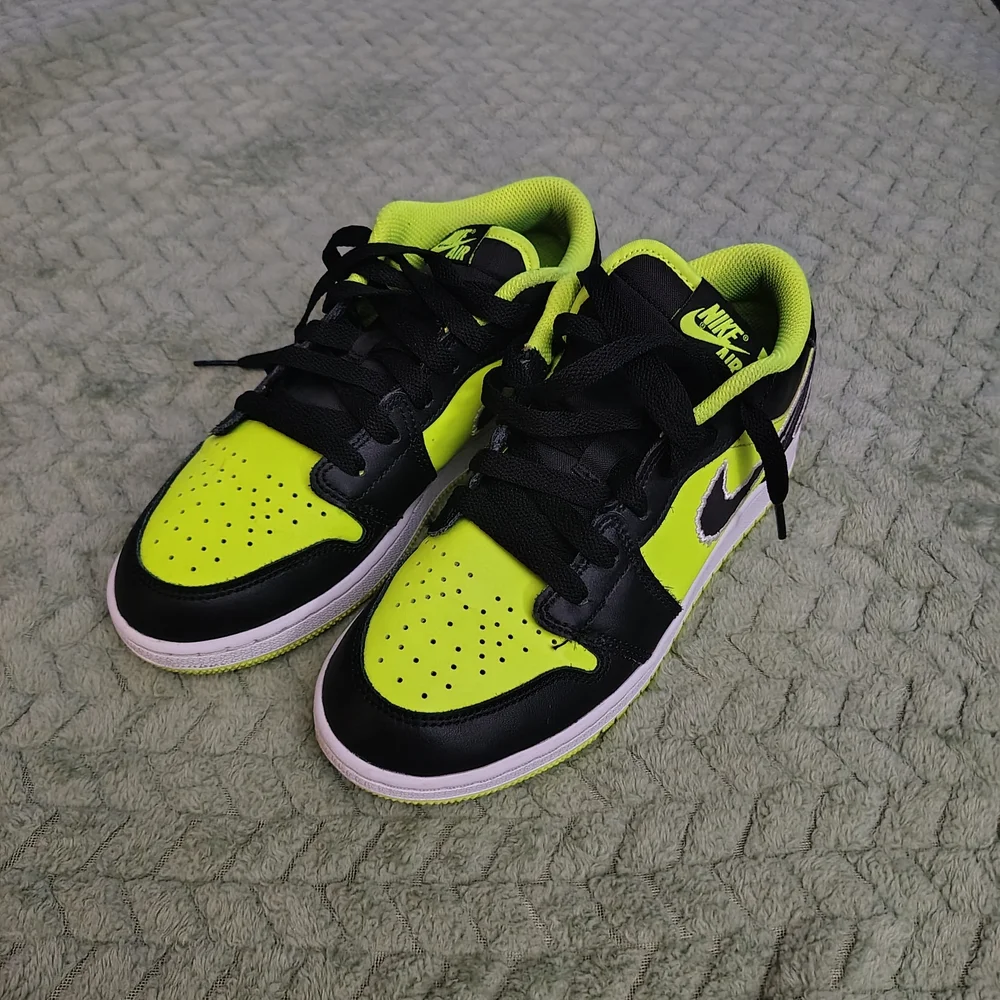 Nike Kids Black and Neon Yellow Low-Top Sneakers